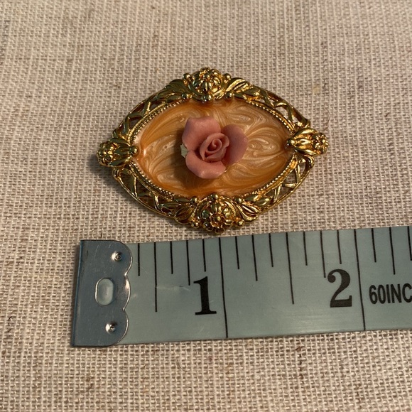 1980s vintage Avon brooch - Picture 3 of 3
